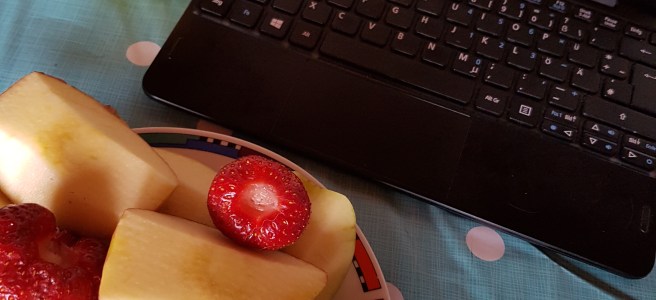 Autor_innenfrühstück: Kaffee, Obst und Netbook.
