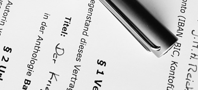 Stilleben: Autoreninnenfrühstück mit Vertrag, Kaffee und Äpfeln.