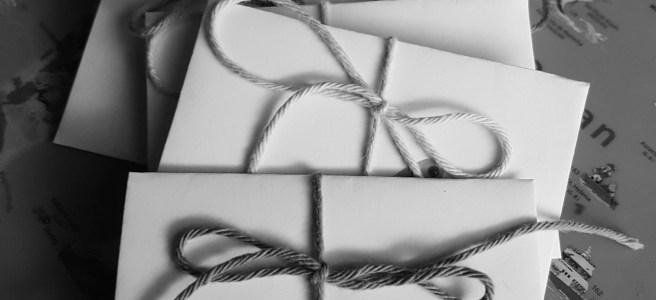 Bildbeschreibung: Eine Reihe kleiner Briefchen