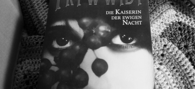 Buch "Trywwidt. Die Kaiserin der ewigen Nacht" präsentabel auf einem Tisch .