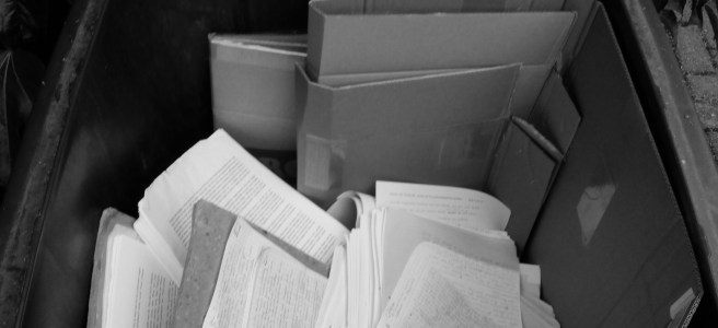 Voll gefüllte Papiermülltonne.